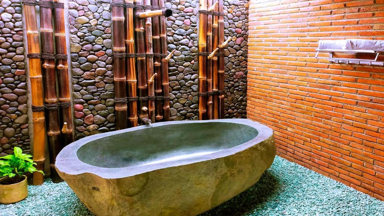 בניוואנגי Andung Andung Villa And Resto מראה חיצוני תמונה